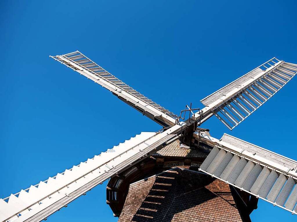 Die Flgel der Wittenburger Mhle leuchten vor dem blauen Himmel.