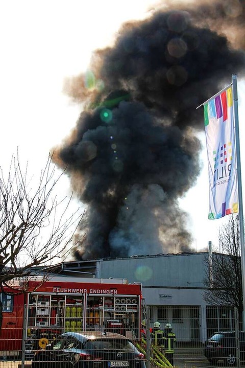 Großbrand in der Lackfabrik Rilit: Ein...Endingen und Kenzingen war im Einsatz.  | Foto: Ruth Seitz