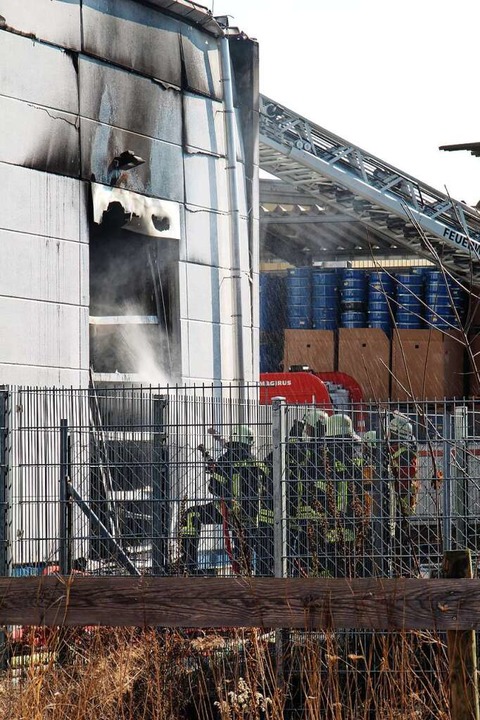 Großbrand in der Lackfabrik Rilit: Ein...Endingen und Kenzingen war im Einsatz.  | Foto: Ruth Seitz
