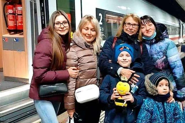 Ukrainerin kommt mir ihren Kindern nach fast 60-stündiger Flucht in Lörrach an