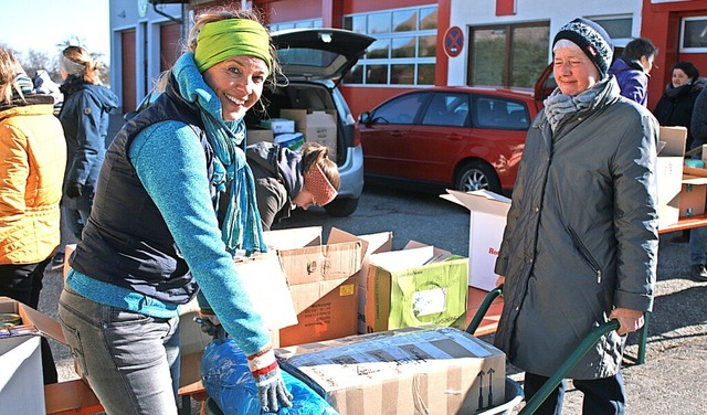 Marlies Pfeiffer (rechts) brachte ihr ...ekam Hilfe von Barbara Frber (links).  | Foto: Ingrid Mann