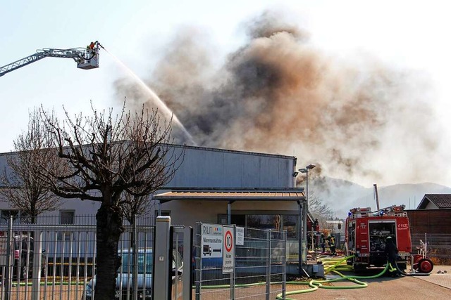 Grobrand in der Lackfabrik Rilit: Ein...Endingen und Kenzingen war im Einsatz.  | Foto: Ruth Seitz