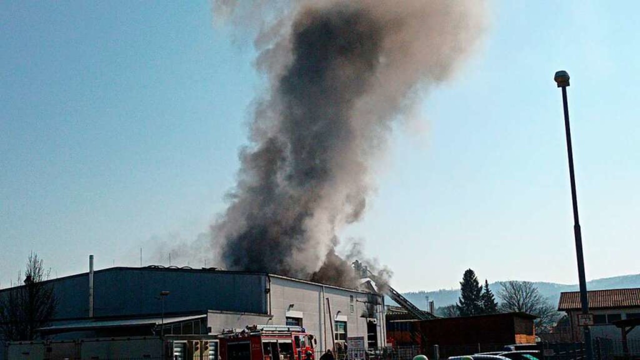Rauchsäule über der Lackfabrik Rilit in Endingen  | Foto: Ruth Seitz