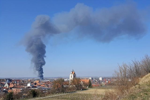 Brand in Endinger Lackfabrik führt zu Großeinsatz der Feuerwehr