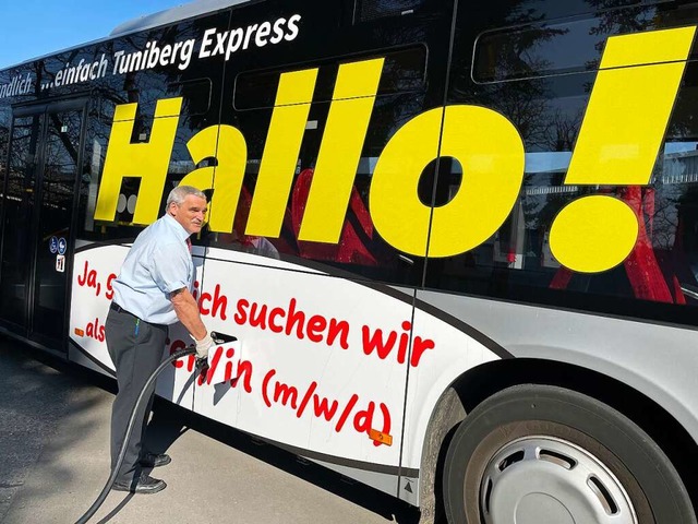 Betriebsleiter Jochen Maier beim Betan...er Firma Tuniberg Express in Merdingen  | Foto: Mario Schneberg