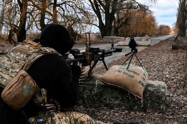 In Brovary, einer Stadt stlich der uk...en Armee Wache an einer Ausfallstrae.  | Foto: ARIS MESSINIS (AFP)