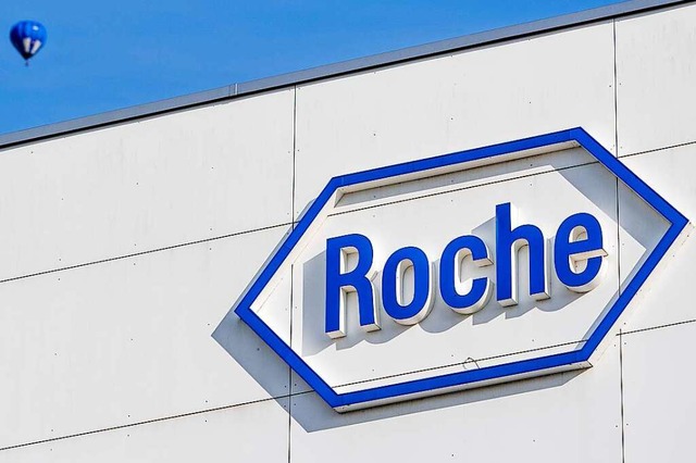 Ein Logo des Pharmakonzerns Roche  | Foto: Urs Flueeler (dpa)