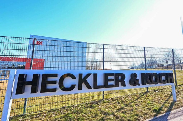 Das Logo des Waffenherstellers Heckler...h vor der Firmenzentrale in Oberndorf.  | Foto: Bernd Weibrod (dpa)