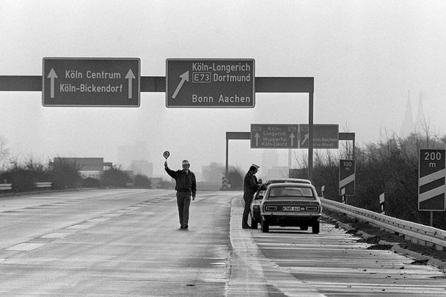 Polizisten kontrollieren im November 1...an diesem Tag ihre Fahrzeuge benutzen.  | Foto: Roland Scheidemann