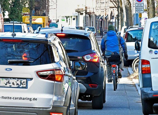 In der Kartuserstrae haben Fahrradfahrer nicht viel Platz neben den Autos.  | Foto: Michael Bamberger