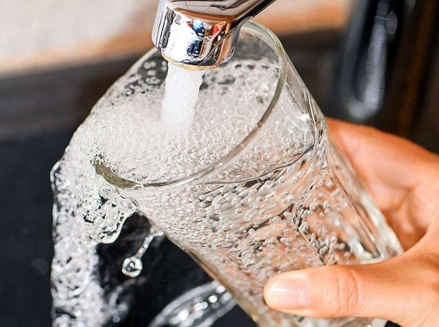 Trinkwasser aus der Leitung statt Spru... ein Beitrag zu mehr Klimaschutz sein.  | Foto: Patrick Pleul (dpa)