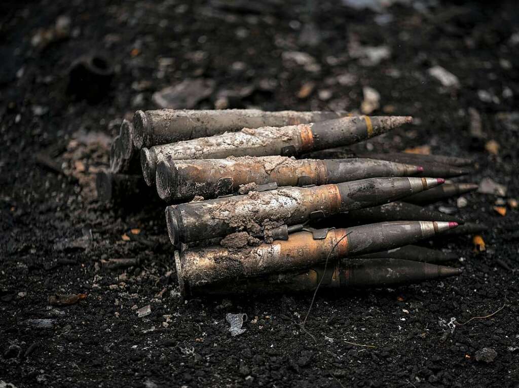 Grokalibrige Munition liegt auf dem Boden neben einem zerstrten russischen Panzer in Irpin, am Stadtrand von Kiew.