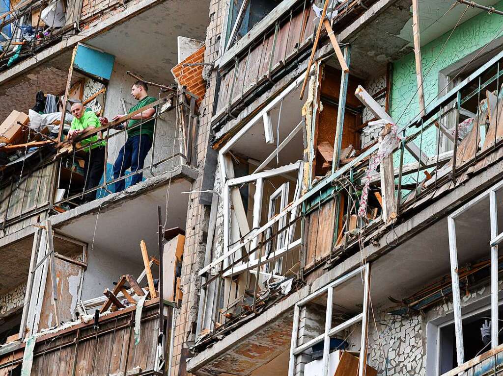 Kramatorsk: Menschen stehen auf dem Balkon eines beschdigte Hauses.