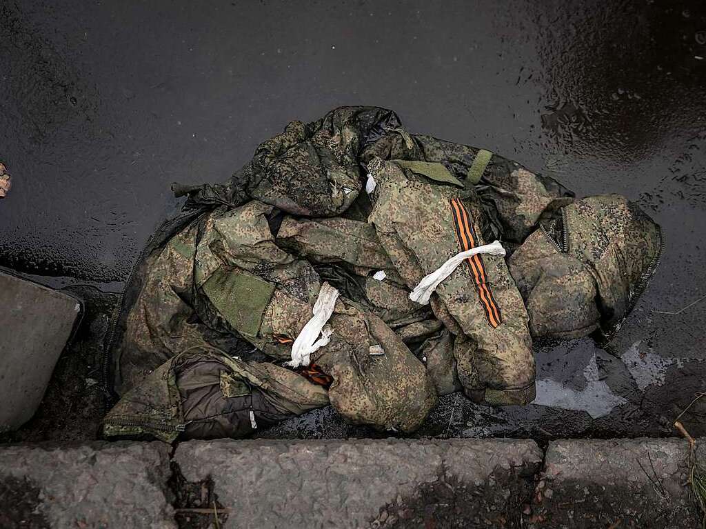 Eine russische Militruniform liegt auf dem Brgersteig in Irpin, am Stadtrand von Kiew.