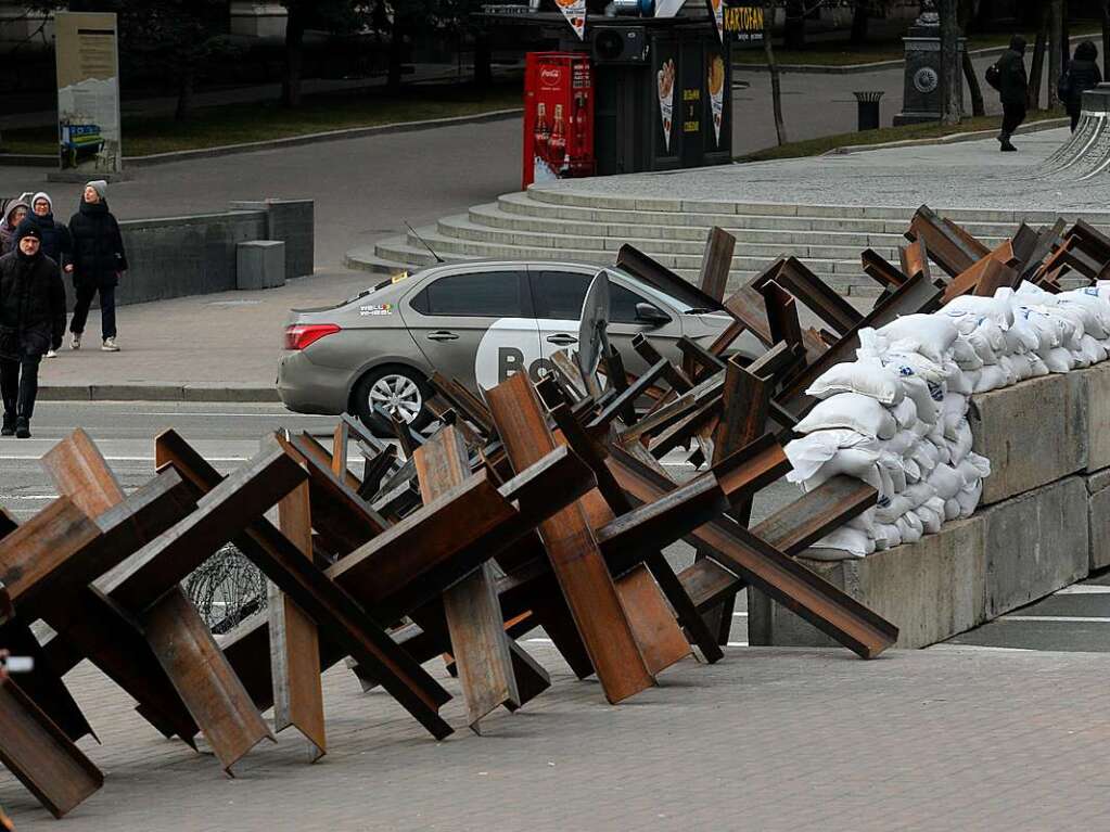 Panzersperren, Sandscke und Betonblcke wurden auf einer Strae von Kiew aufgebaut.