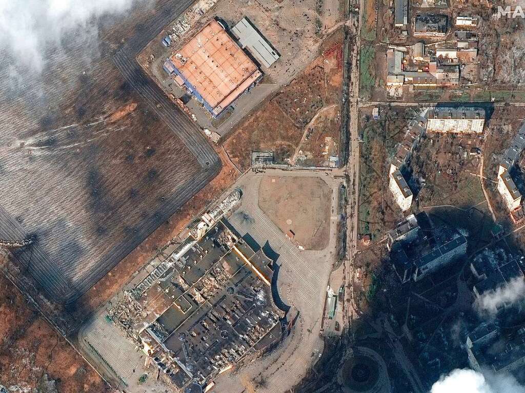 Dieses von Maxar Technologies zur Verfgung gestellte Satellitenbild zeigt das stark beschdigte Einkaufszentrum Portcity und andere Geschfte in Mariupol.