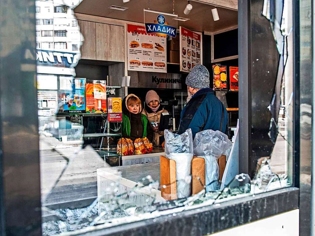 Ein zerstrter Kiosk nach einem Beschuss in Charkiw