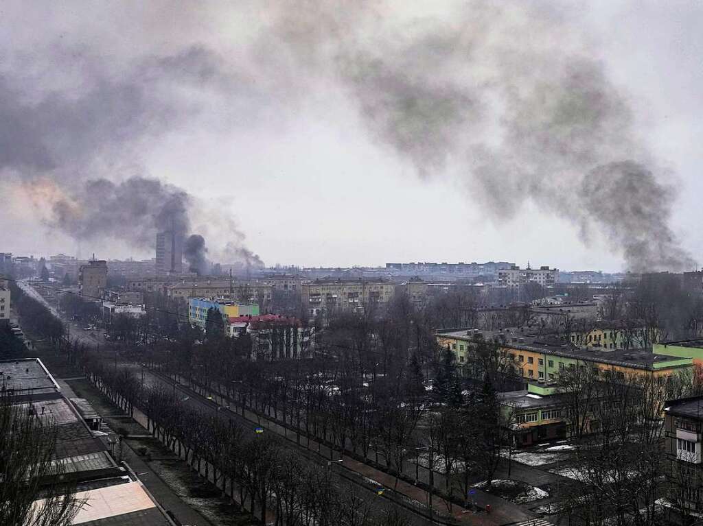 Nach Beschuss steigt von mehreren Gebuden in Mariupol Rauch auf.