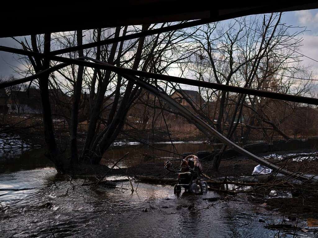 Ein Kinderwagen steht verlassen unter einer zerstrten Brcke in Irpin, am Stadtrand von Kiew.