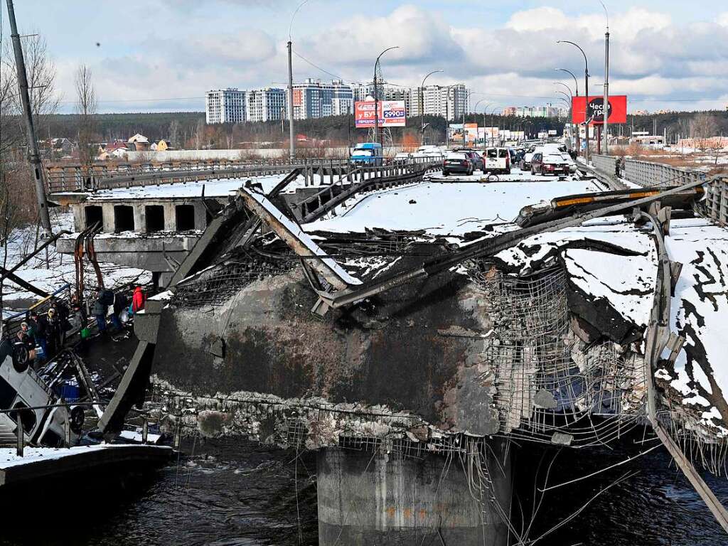 Blick auf eine zerstrte  Brcke in der Stadt Irpin, nordwestlich von Kiew.