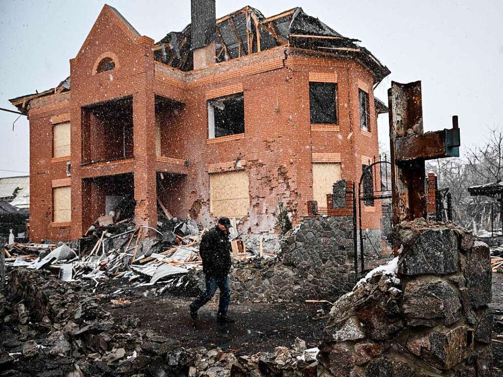 Ein Mann geht zwischen Husern hindurch, die bei Luftangriffen auf die zentralukrainische Stadt Bila Zerkwa zerstrt wurden.