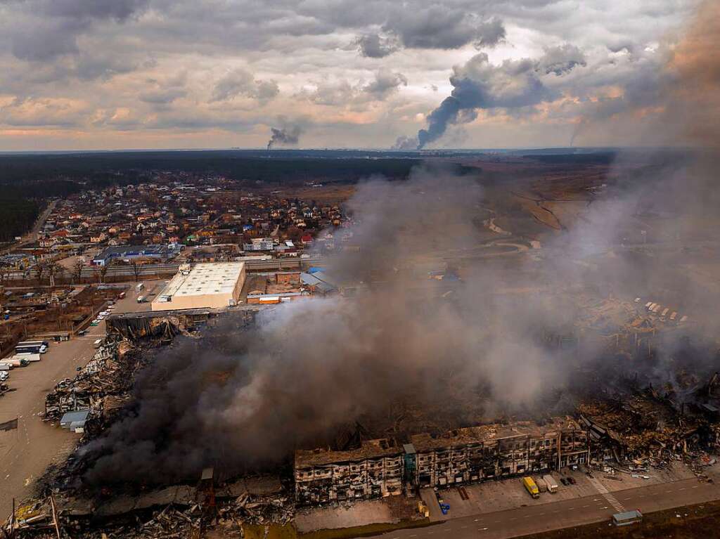 Eine Fabrik und ein Geschft brennen nach einem Bombenangriff in Irpin, einem Vorort von Kiew.