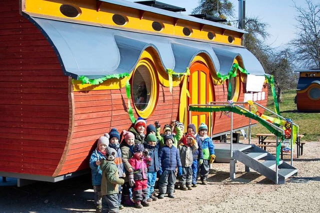 Stolz zeigen die Kinder ihren neuen Hobbit-Wagen.  | Foto: Paul Eischet