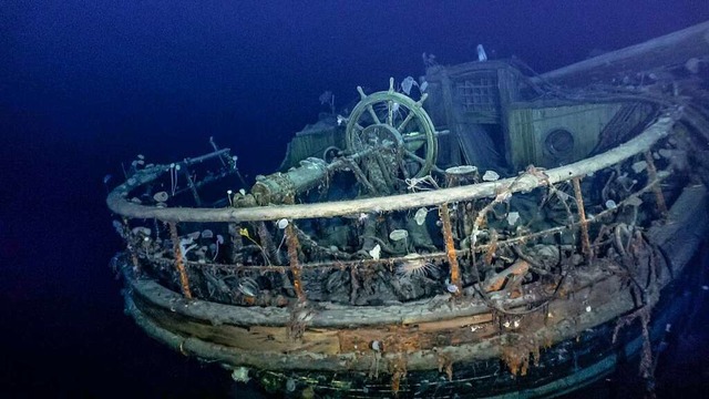 Die Reling, das Steuerrad und das Acht... im antarktischen Weddelmeer gefunden.  | Foto: - (dpa)