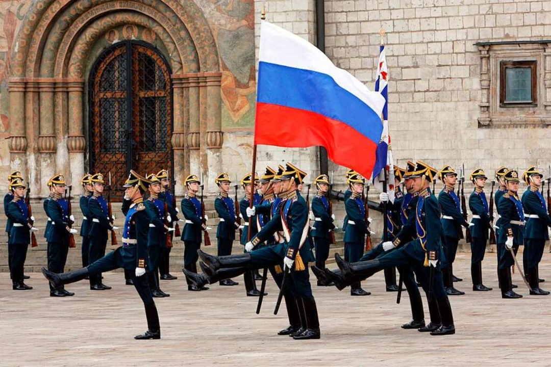 Eine russische Ehrenformation marschie...rn Russlands stolze Vergangenheit auf.  | Foto: Peter Kneffel
