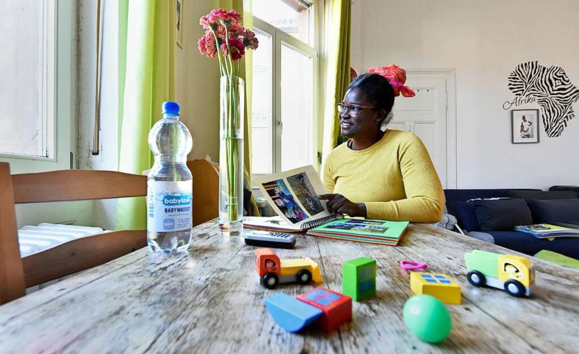 Afrikanisches an den Wnden, buntes Sp...i zu Roubama Baba-Traors Zuhausesein.  | Foto: Michael Bamberger