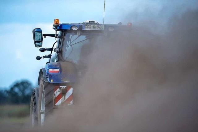 Traktor verliert Ladung, die ein Auto beschdigt