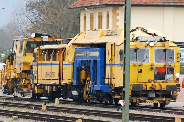 Im April rckt die Gleisstopfmaschine ...ztalbahnlinie msse verdichtet werden.  | Foto: Ralf Staub