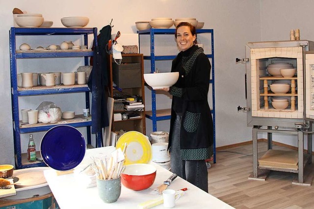 Amelia Beiser prsentiert in ihrer Werkstatt feines Geschirr aus Steinzeug.  | Foto: Christine Speckner