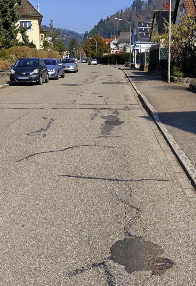 Die Werrachstrae in Wehr gleicht einem Flickenteppich.  | Foto: Gerd Leutenecker