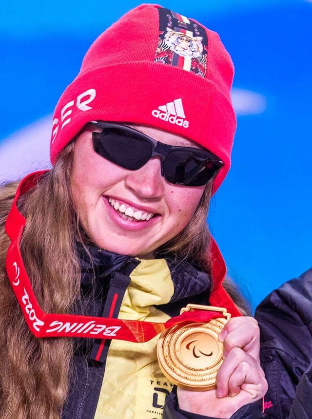 Leonie Walter mit Goldmedaille  | Foto: Jens Bttner (dpa)