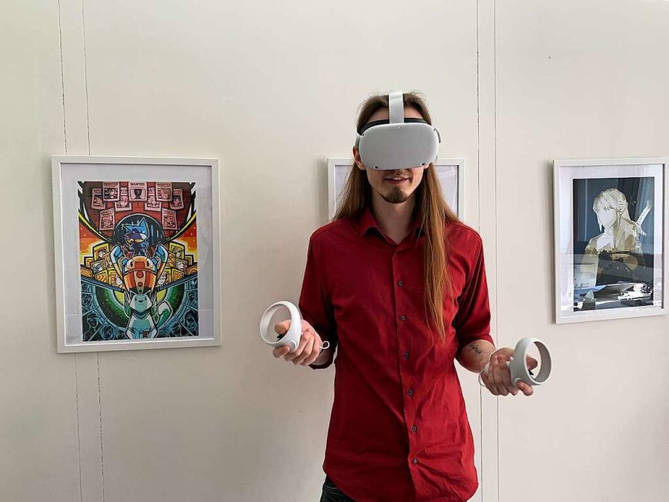 An seinem Arbeitsplatz trägt Julius VR-Brille und arbeitet mit Controllern.  | Foto: Carolin Johannsen