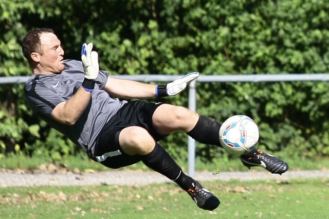 Gut elf Jahre ist es her: Torhter Bj... fr den FSV Altdorf in der Landesliga  | Foto: Peter Aukthun-Grmer