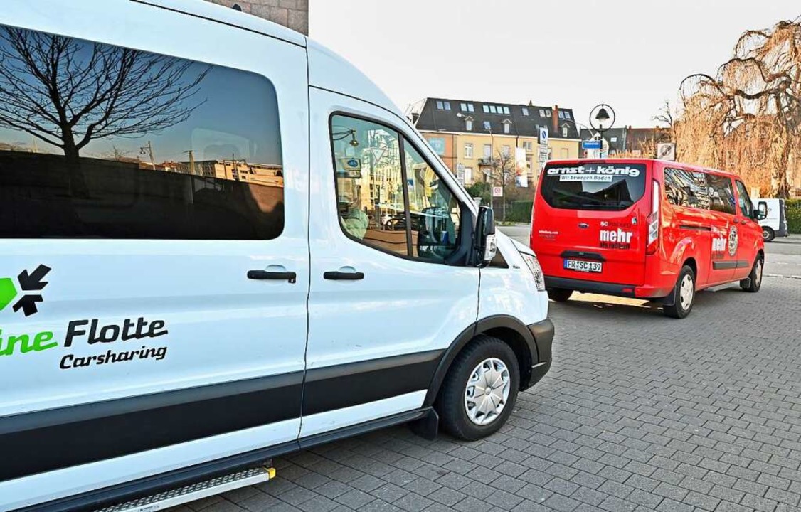 Insgesamt drei Kleinbus und ein großer... bringen Geflüchtete nach Deutschland.  | Foto: Michael Bamberger