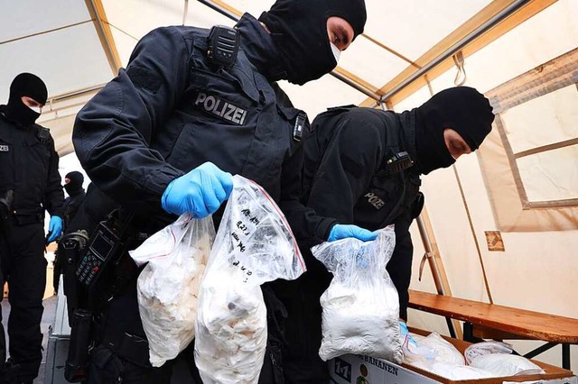 Polizisten der bayerischen Bereitschaf...el mit Kokain für den Abtransport vor. | Foto: Karl-Josef Hildenbrand Polizisten der bayerischen Bereitschaf...el mit Kokain für den Abtransport vor. | Foto: Karl-Josef Hildenbrand