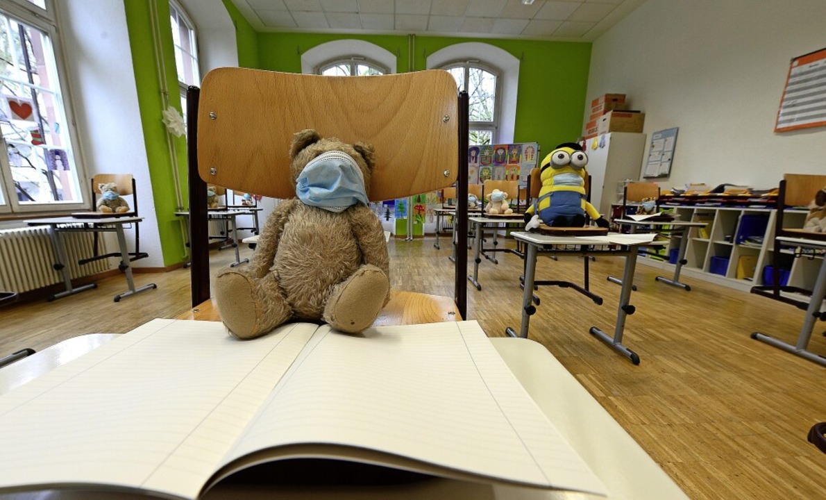Teddy statt Kind: Mit der Masken- und ...kommen einzelne Eltern nicht zurecht.   | Foto: Ingo Schneider