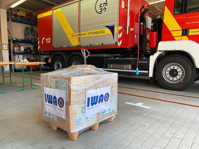 200000 Tabletten zur Trinkwasseraufber...ortigen Katastrophenschutzes abgeholt.  | Foto: Feuerwehr Offenburg