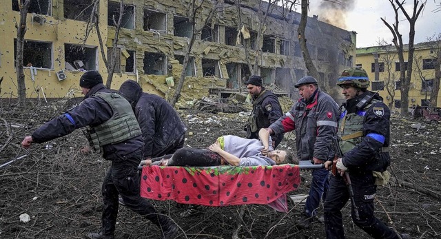 Ukrainische Rettungskrfte und Freiwil...chen Stadt Mariupol  beschdigt wurde.  | Foto: Evgeniy Maloletka (dpa)