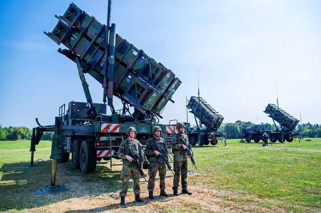 Teures Gert: Soldaten der Flugabwehrr...t ihren &#8222;Patriot&#8220;-Systemen  | Foto: Jens Bttner (dpa)