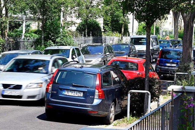 Die enge, weil vllig zugeparkte Bleic... Sommer parkraumbewirtschaftet werden.  | Foto: Thomas Kunz
