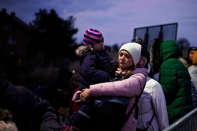 Menschen, die vor dem Krieg in der ben...renzbergang Medyka in einer Schlange.  | Foto: Daniel Cole (dpa)