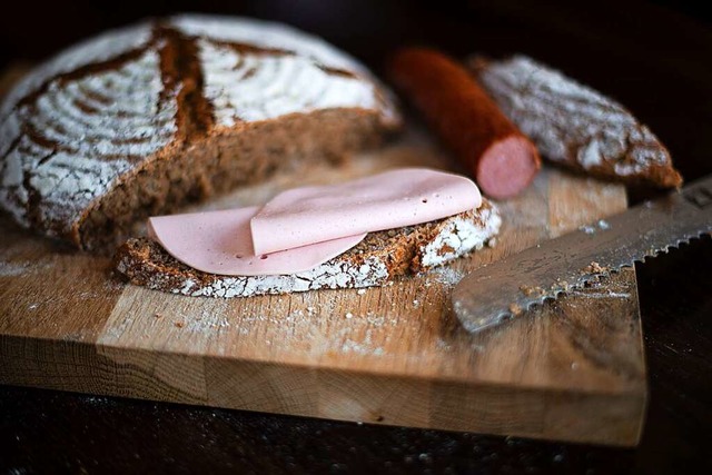 Eine Brotscheibe mit Wurst belegt. In ...dbrot zwischen 17 und 20 Uhr gegessen.  | Foto: Sina Schuldt (dpa)