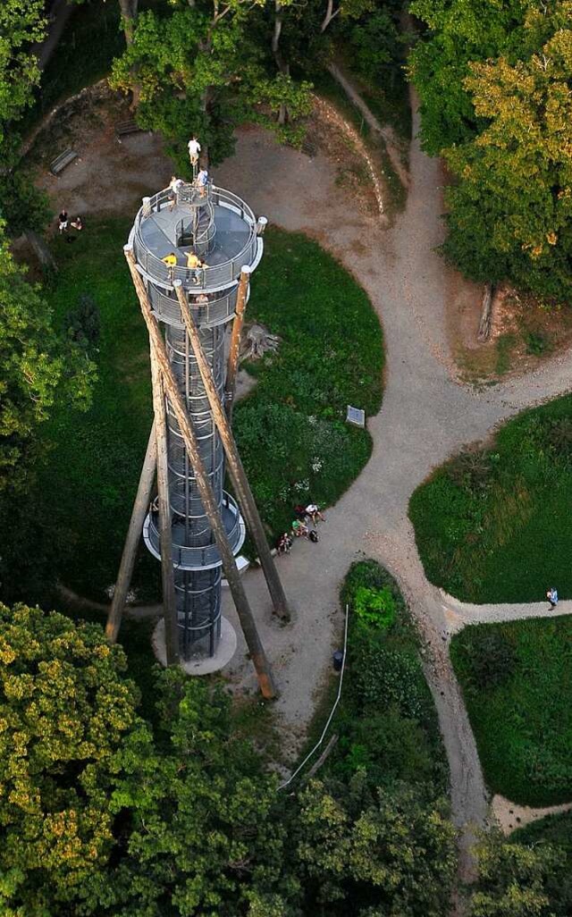 Erst 20 Jahre alt und schon ein Wahrzeichen: der Schlossbergturm  | Foto: Thomas Kunz