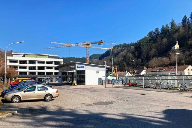 Der Zeller Bahnhofsvorplatz soll zu ei...tralen Omnibusbahnhof umgebaut werden.  | Foto: Sarah Trinler