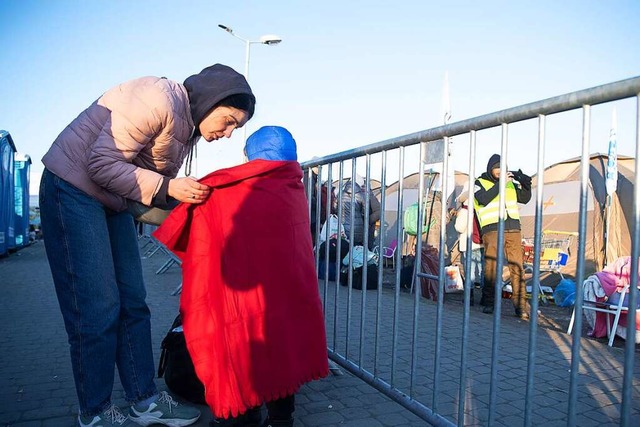 Eine geflchtete Ukrainerin mit ihrem Kinder. (Themenbild)  | Foto: Sebastian Gollnow (dpa)