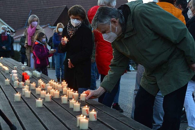 Unzhlige Kerzen leuchteten am Donnerstagabend fr den Frieden.  | Foto: Sebastian Heilemann